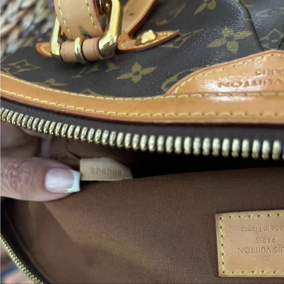 Louis Vuitton Tivoli GM Bag - Picture 6 of 10